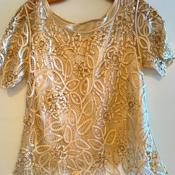 Small 2 Pieces: Laced Pattern Top with Silky cami. - Picture 3 of 3